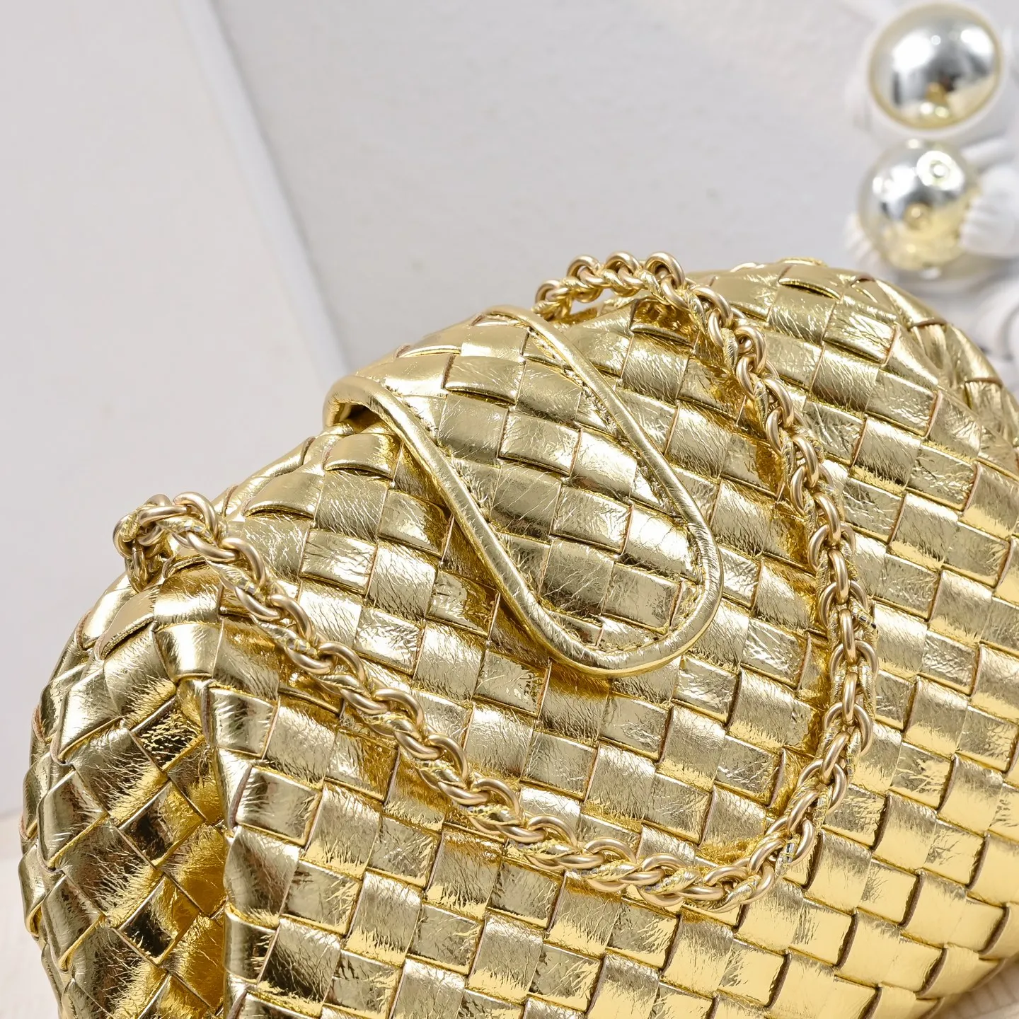 Batch 1880 BOTTEGA VENETA LAUREN 1980 small clutch bag is new! The small size that many people are squatting on is finally here. The self-adjustable zipper is a highlight of this bag. After being removed, it can be used as a handbag for important occasions. One bag unlocks two carrying methods at the same time. It is practical and has a unique sense of structure and beautiful lines. It is more elegant than a small cloud. It is a tribute to the classics and the pursuit of modernity. Style number: 4038 Size: 27*15*8cm